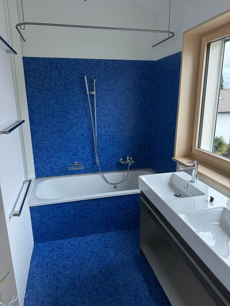 Dachbad mit Wannenumbau und Mosaikplatten